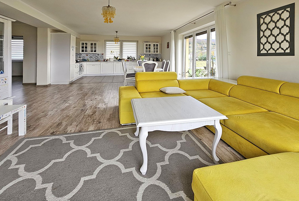 na pierwszym planie jadalnia w luksusowej willi na sprzedaż Bielsko-Biała (okolice)