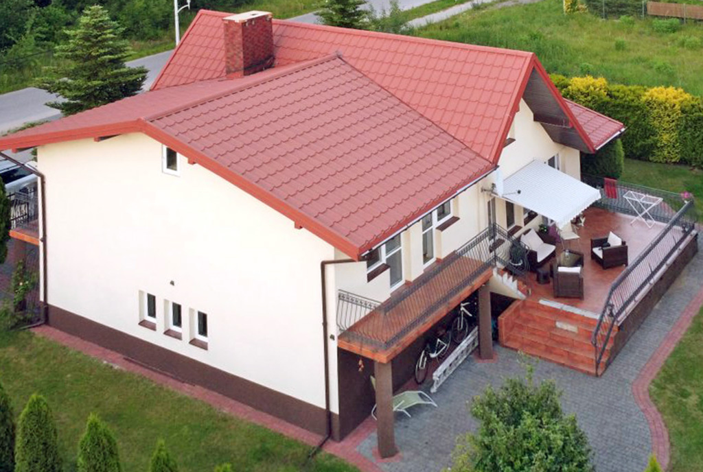 rzut z lotu drona pokazujący od góry ekskluzywną willę na sprzedaż Piotrków Trybunalski (okolice)