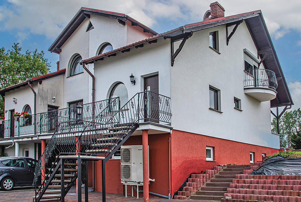 okazała bryła ekskluzywnej willi do wynajęcia Bolesławiec (okolice)