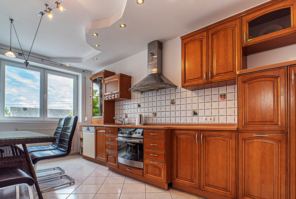 urządzona kuchnia w luksusowej willi na wynajem Bolesławiec (okolice)