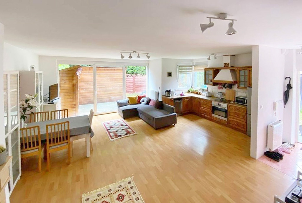 widok na salon w luksusowej willi do wynajmu Szczecin