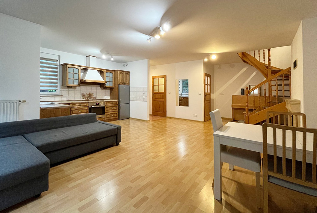 efektownie oświetlone wnętrze ekskluzywnej willi do wynajęcia Szczecin