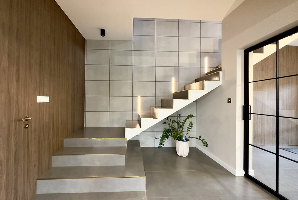 ciekawie zaprojektowane schody w ekskluzywnej willi na sprzedaż Cieszyn (okolice)