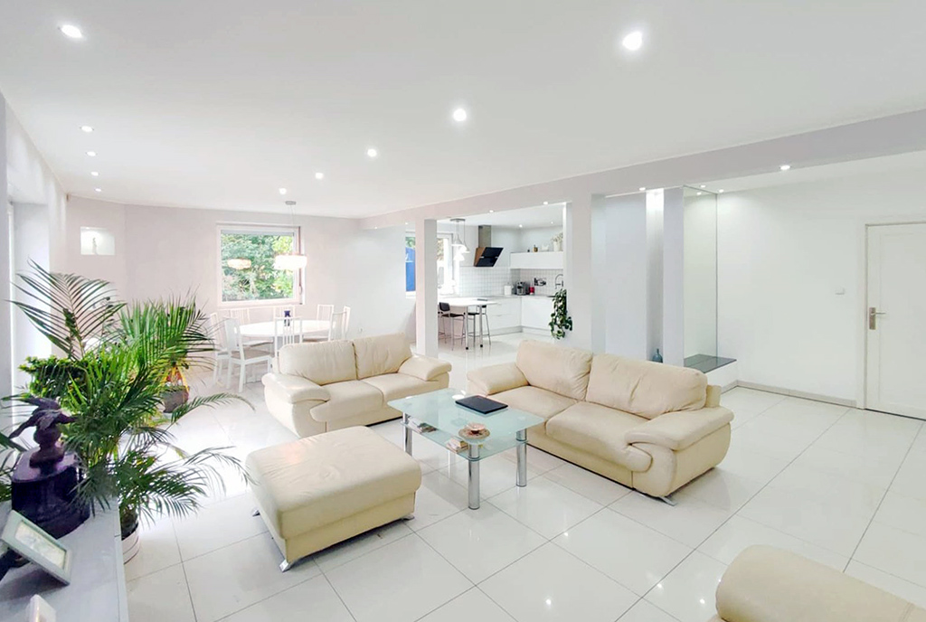 jasna tonacja wnętrza ekskluzywnej willi do sprzedaży Kalisz (okolice)