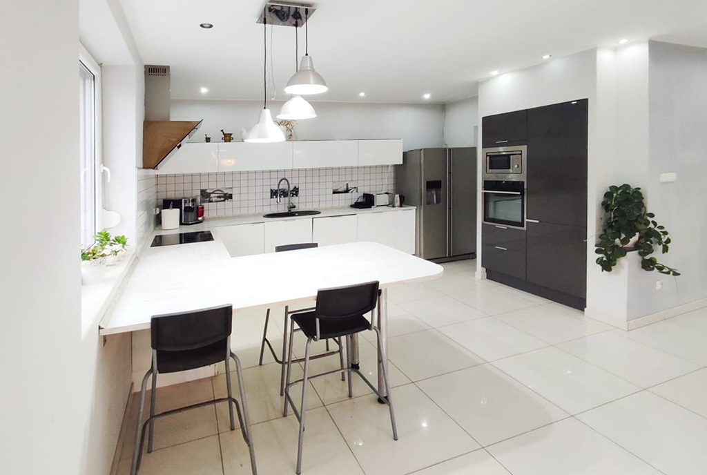 zabudowana kuchnia w luksusowej willi na sprzedaż Kalisz (okolice)