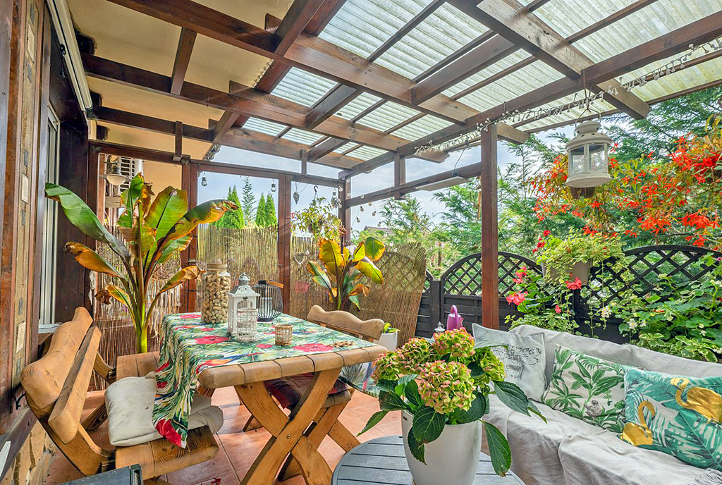 zatopiony w zieleni taras przy ekskluzywnej willi na sprzedaż Szczecin