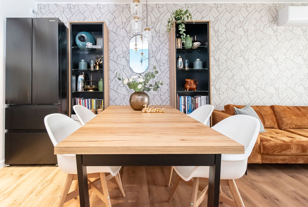 na pierwszym planie jadalnia w luksusowym apartamencie na sprzedaż Elbląg