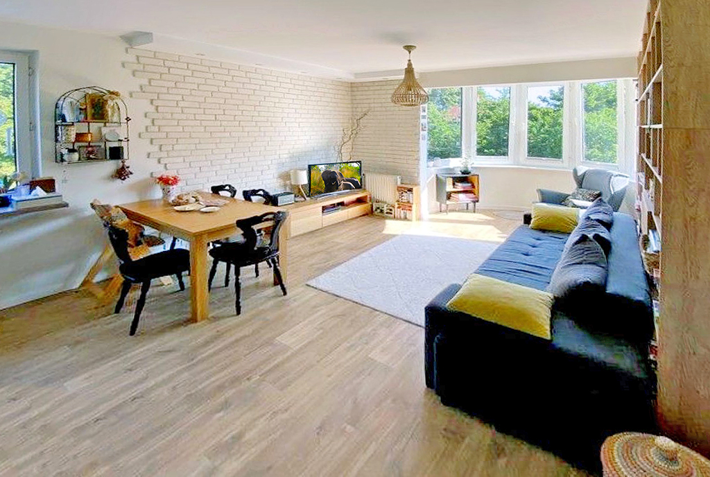 widok z innej perspektywy na pokój dzienny w luksusowym apartamencie na sprzedaż Gdańsk