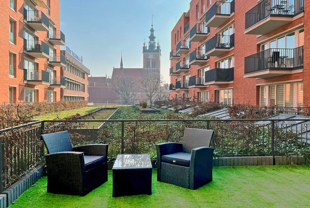 słoneczny taras przy ekskluzywnym apartamencie na sprzedaż Gdańsk