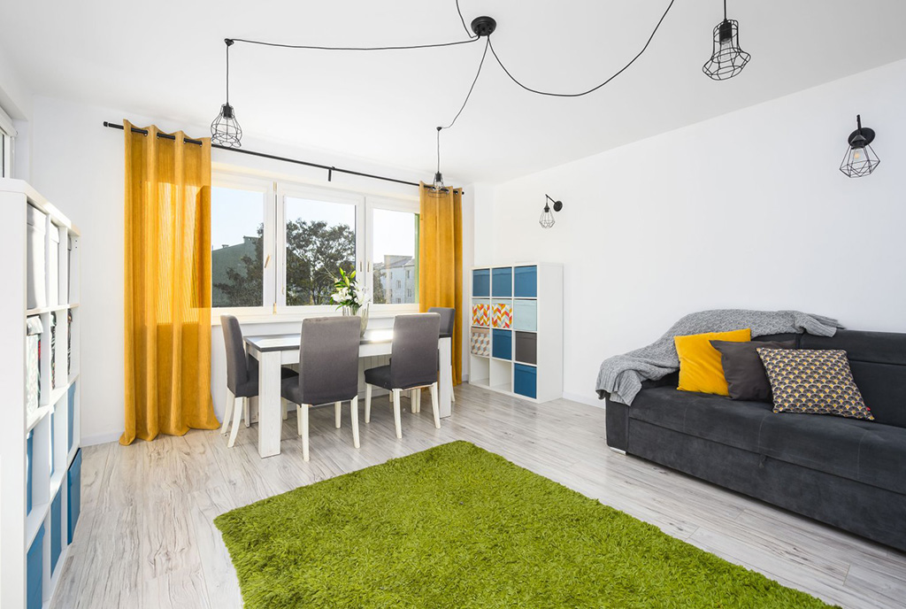 odważna kolorystyka salonu w ekskluzywnym apartamencie do sprzedaży Gdańsk