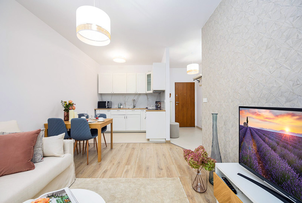 widok z salonu na kuchnię w ekskluzywnym apartamencie do sprzedaży Gdańsk