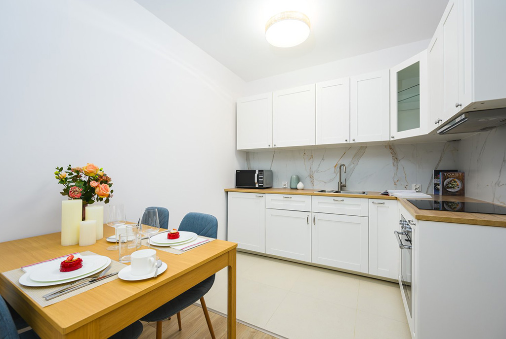 jadalnia i aneks kuchenny w luksusowym apartamencie na sprzedaż Gdańsk