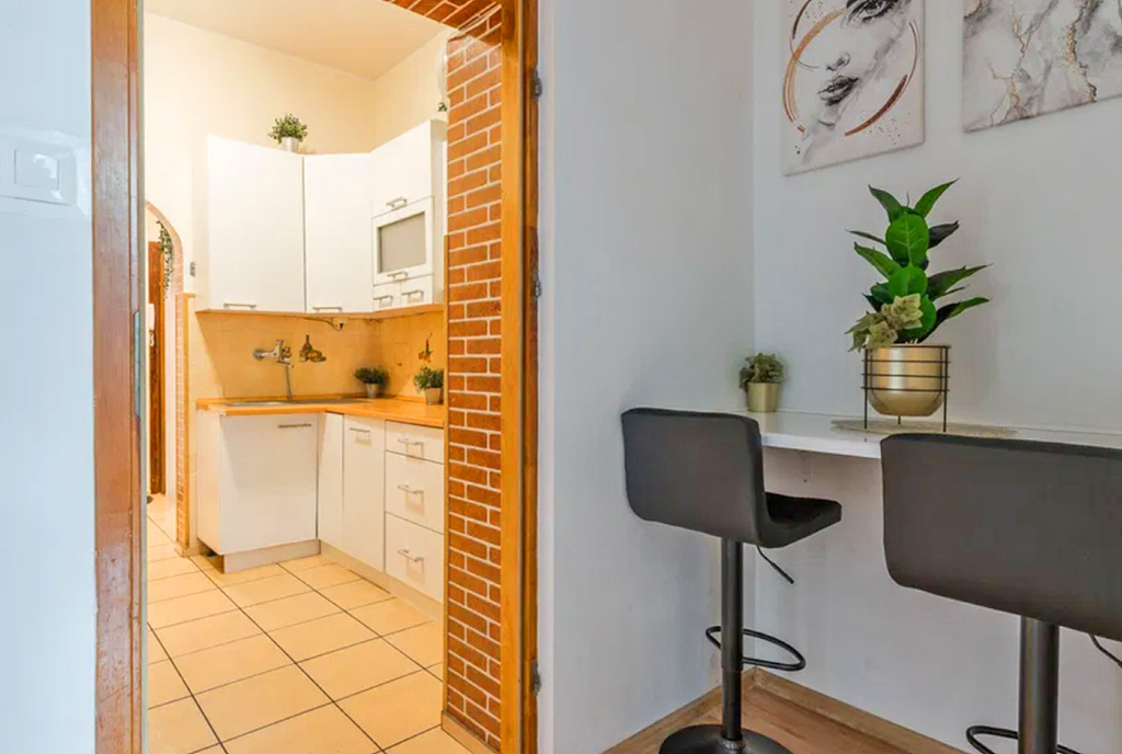 po prawej hol, po lewej kuchnia w ekskluzywnym apartamencie na sprzedaż Gdańsk