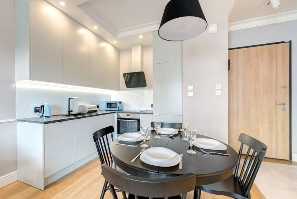 na zdjęciu jadalnia oraz kuchnia w luksusowym apartamencie do sprzsedaży Gdańsk