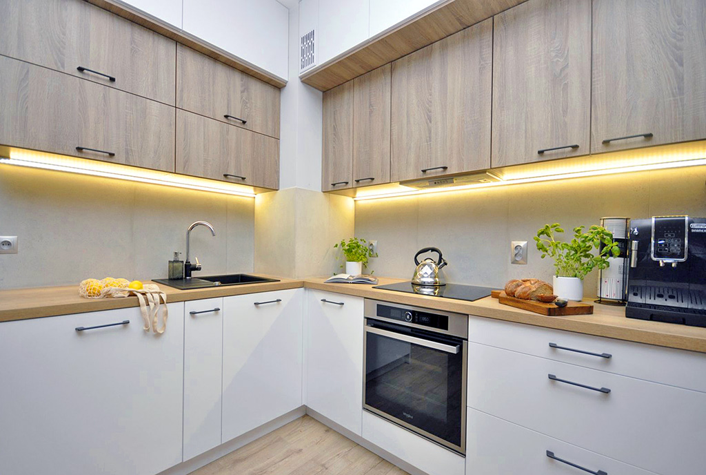 imponująco oświetlona kuchnia w ekskluzywnym apartamencie na sprzedaż Gdynia (okolice)