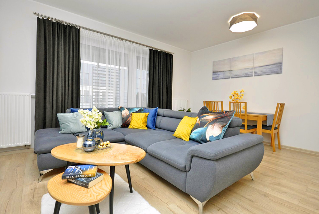 druga strona pokoju dziennego w luksusowym apartamencie na sprzedaż Gdynia (okolice)