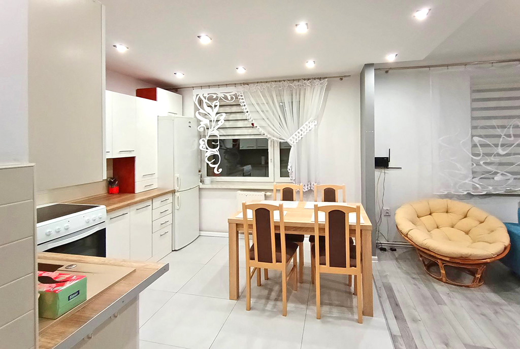 widok na kuchnię i jadalnię w luksusowym apartamencie na sprzedaż Katowice (okolice)