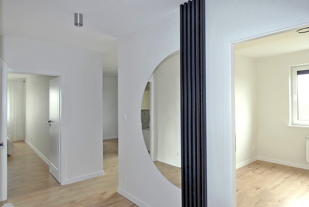 funkcjonalny przedpokój w luksusowym apartamencie na sprzedaż Ostrów Wielkopolski