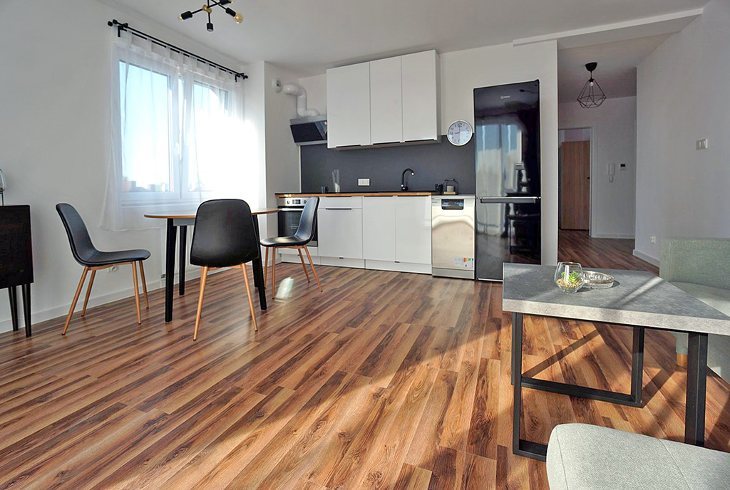 pokój dzienny oraz kuchnia w luksusowym apartamencie na sprzedaż Piotrków Trybunalski