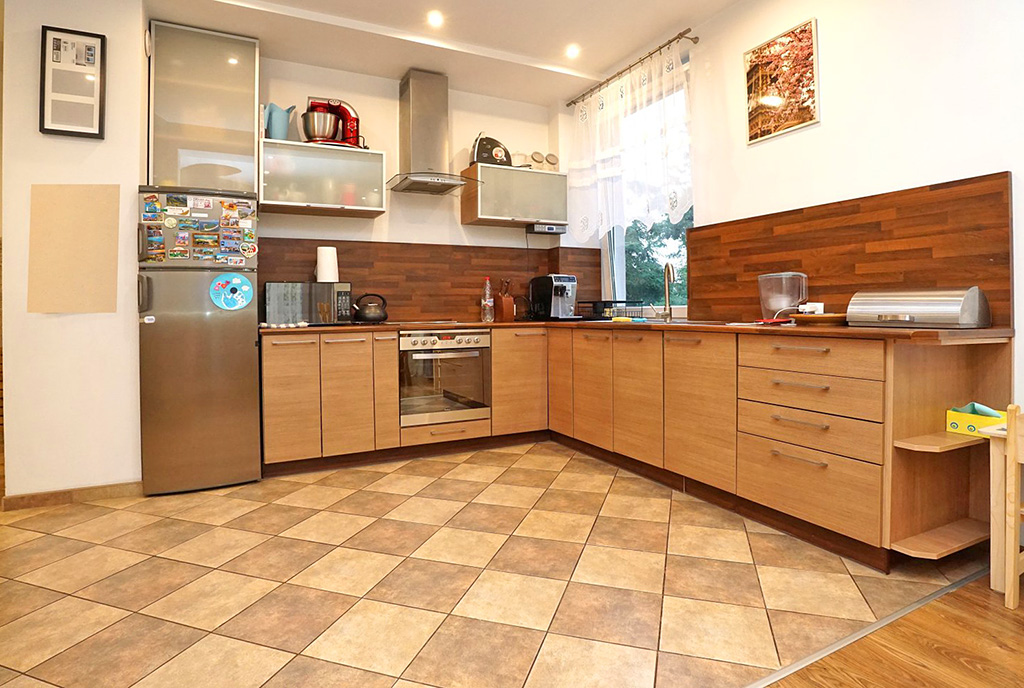 imponująca kuchnia w luksusowym apartamencie na sprzedaż Piotrków Trybunalski