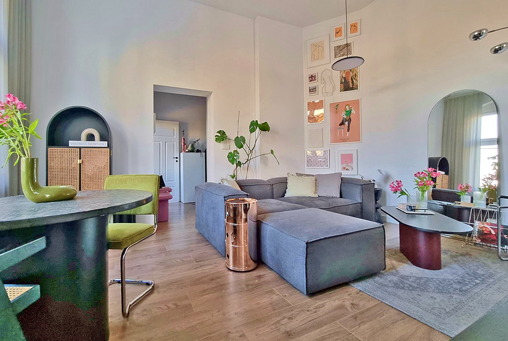druga strona salonu w luksusowym apartamencie na sprzsedaż Poznań (okolice)
