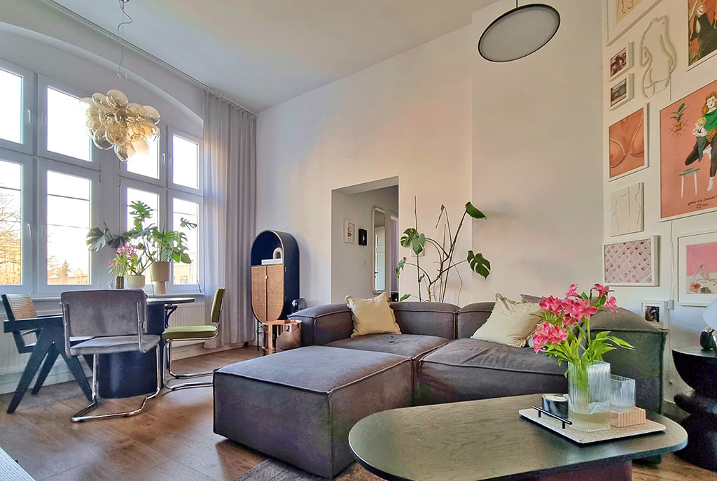 na pierwszym planie jadalnia w luksusowym apartamencie do sprzedaży Poznań (okolice)