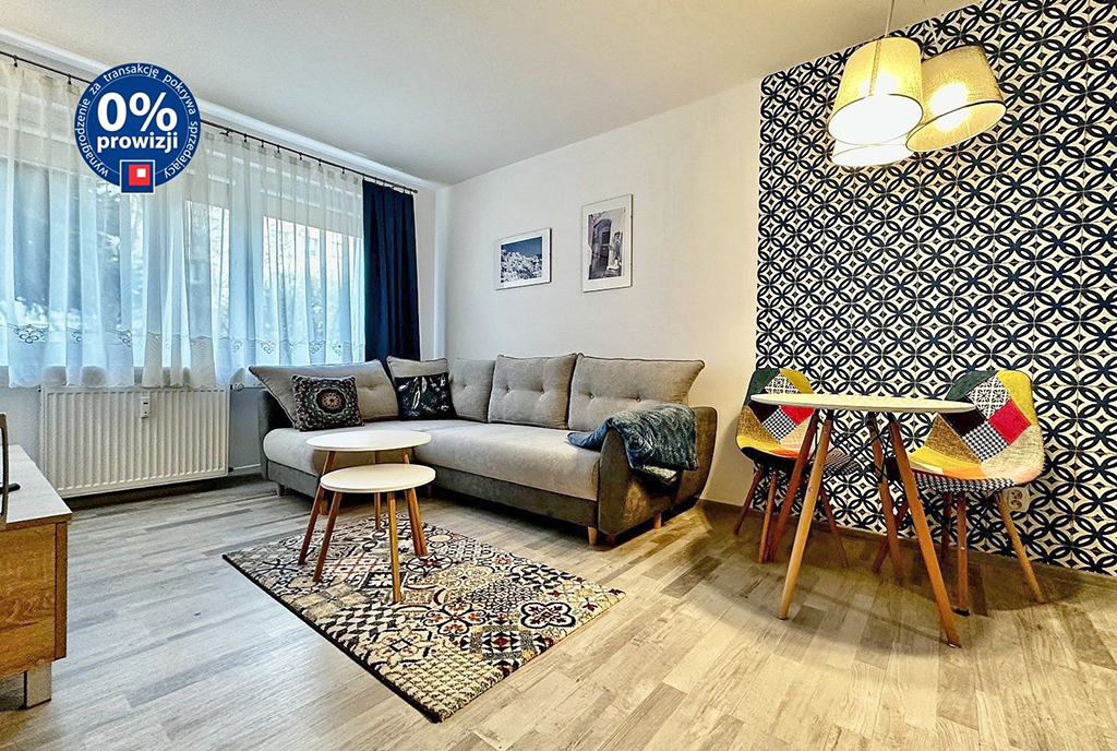 przeciwległa ściana salonu w luksusowym apartamencie na sprzedaż Słupsk
