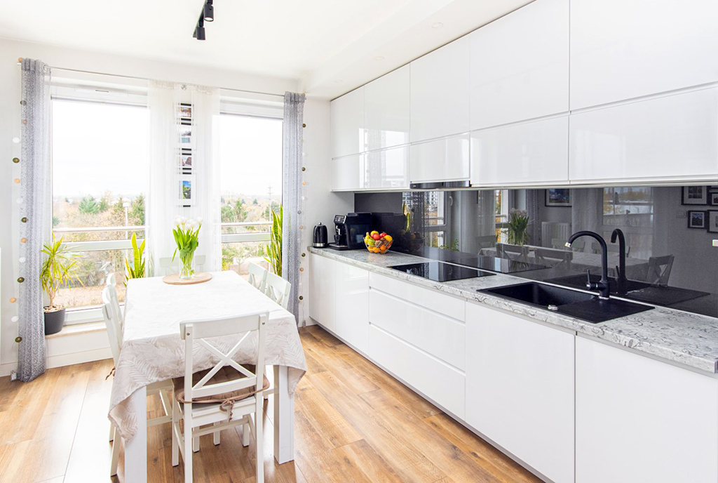 p lewej jadalnia, po prawej kuchnia w luksusowym apartamencie na sprzedaż Szczecin