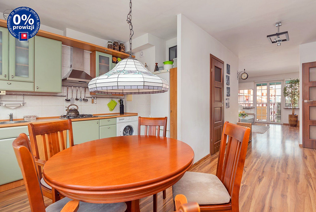 na pierwszym planie jadalnia w luksusowym apartamenci do sprzedaży Szczecin