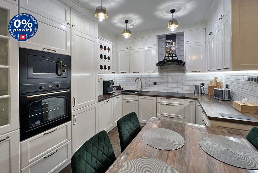 utrzymana w bieli kuchnia w luksusowym apartamencie na sprzedaż Wałbrzych (okolice)