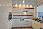 efektowne oświetlenie kuchni w luksusowym apartamencie na sprzedaż Wrocław