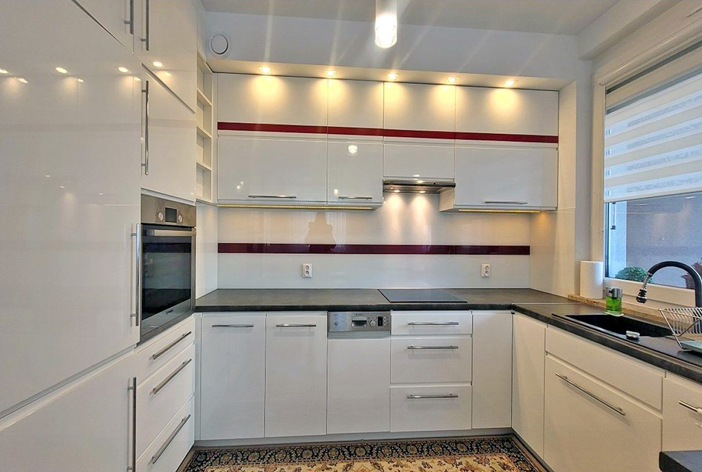 efektowne oświetlenie kuchni w luksusowym apartamencie na sprzedaż Wrocław