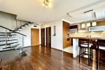 widok z salonu na kuchnię w luksusowym apartamencie na sprzedaż Wrocław