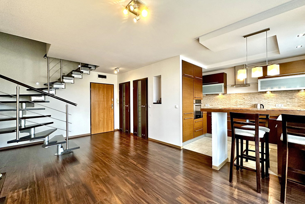 widok z salonu na kuchnię w luksusowym apartamencie na sprzedaż Wrocław