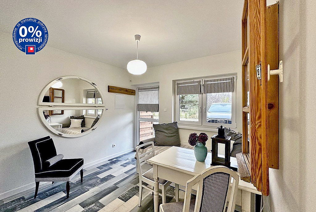 na pierwszym planie jadalnia w luksusowym apartamencie na sprzedaż nad morzem