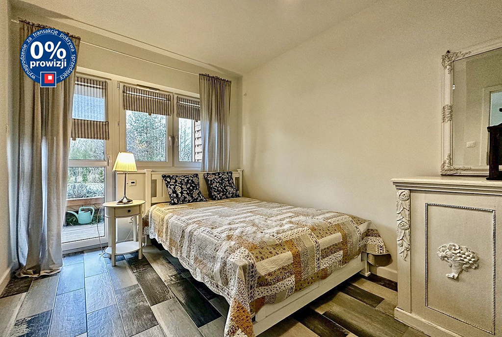 imponująca sypialnia w ekskluzywnym apartamencie na sprzedaż nad morzem