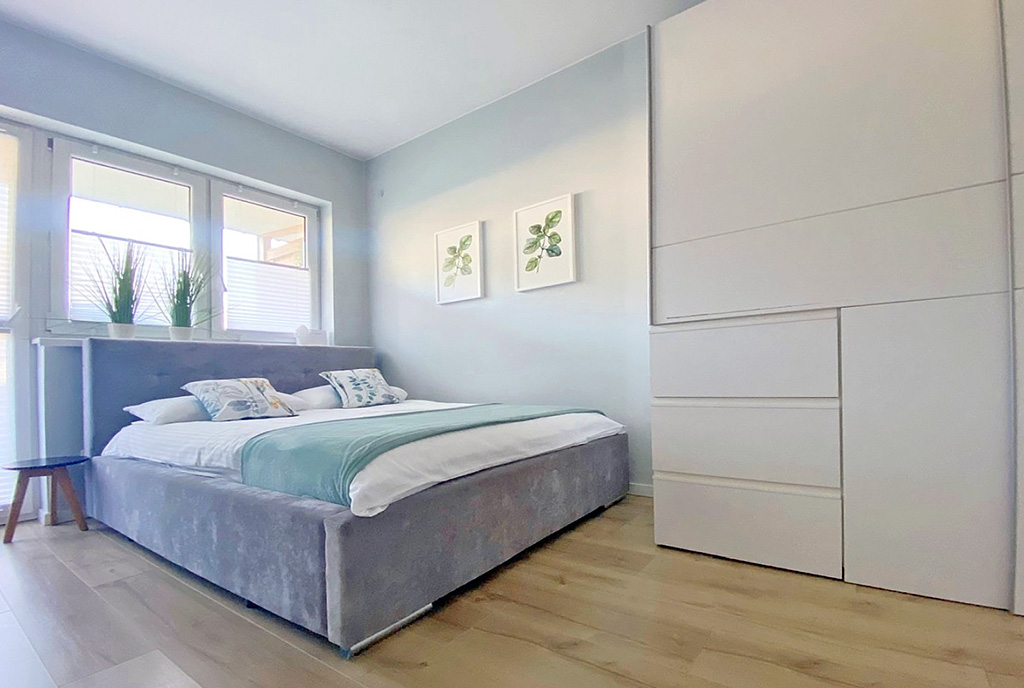 imponująca sypialnia w ekskluzywnym apartamencie na sprzedaż nad morzem