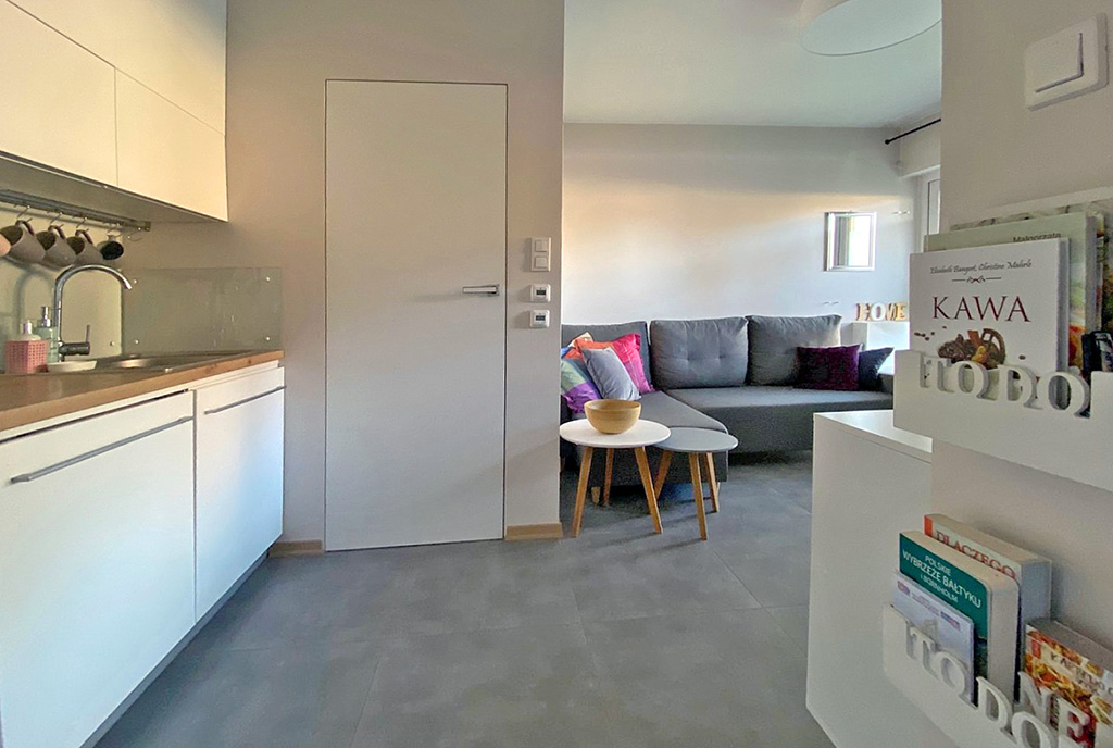 funkcjonalny przedpokój w luksusowym apartamencie na sprzedaż nad morzem