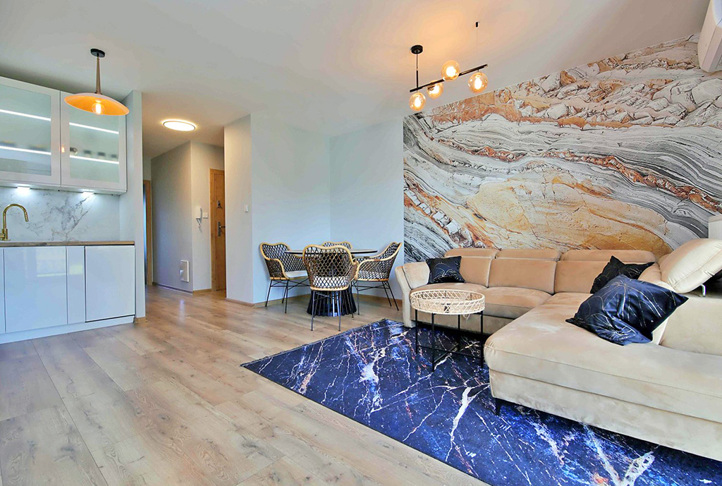 druga strona salonnu w luksusowym apartamencie na sprzedaż nad morzem