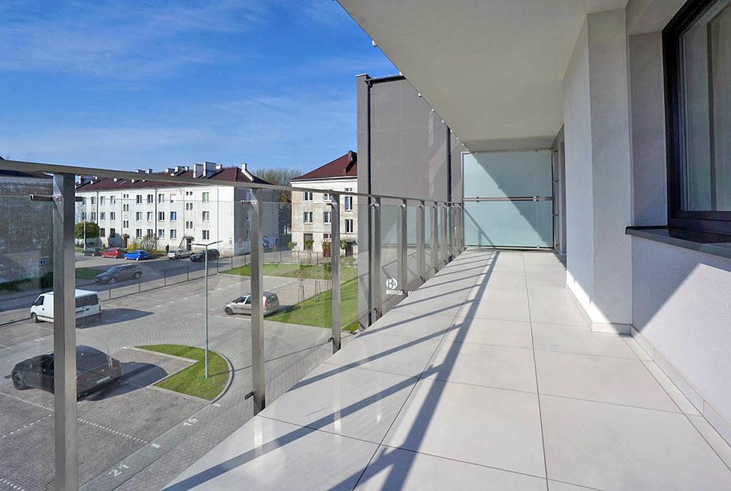 słoneczny taras przy ekskluzywnym apartamencie na wynajem Piotrków Trybunalski