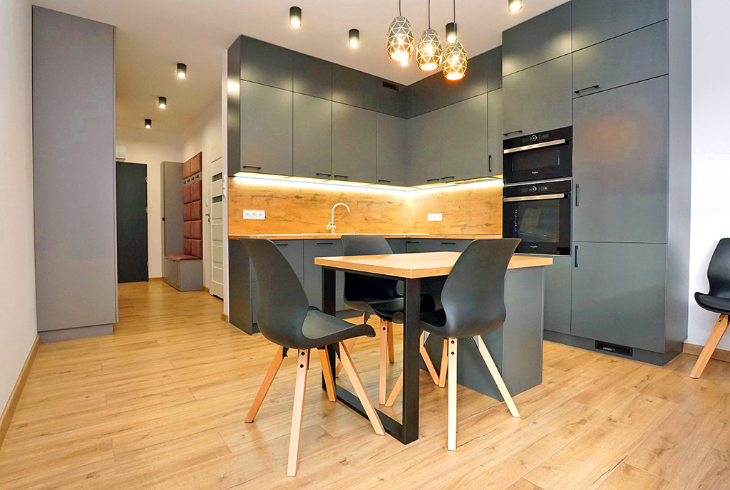 na pierwszym planie jadalnia w luksusowym apartamencie do wynajmu Piotrków Trybunalski