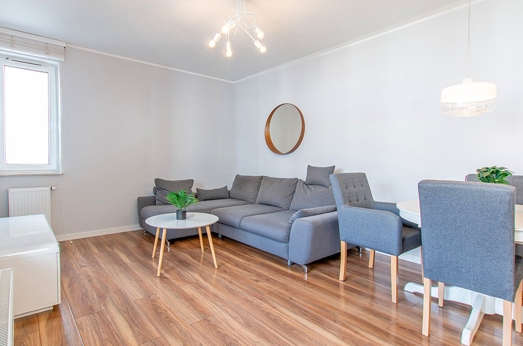 przeciwległa ściana pokoju dziennego w luksusowym apartamencie do wynajmu Poznań