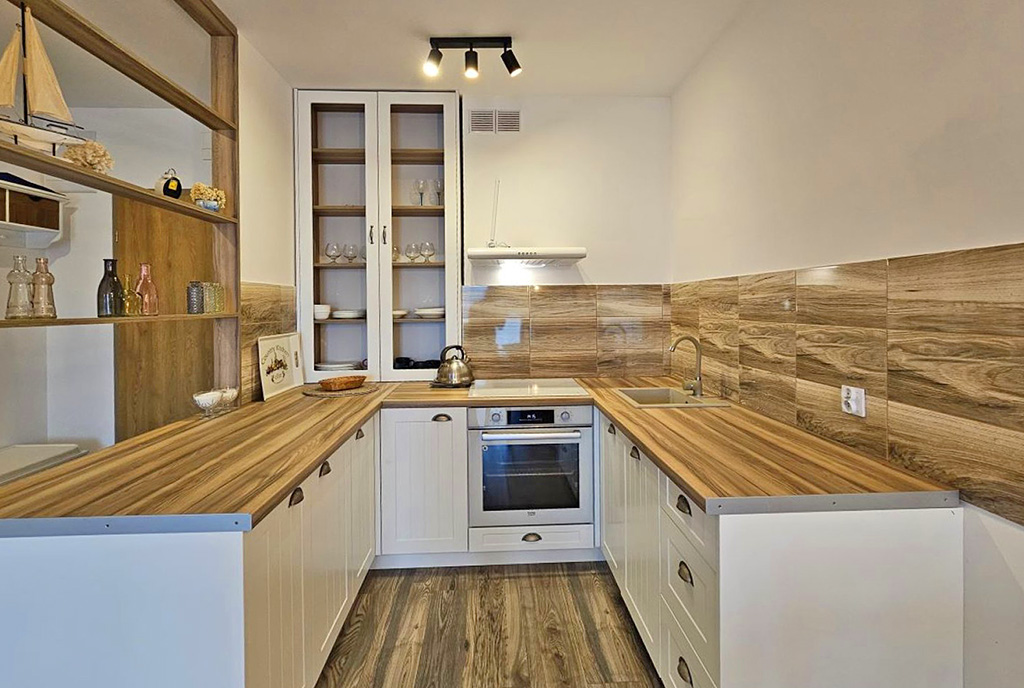 widok na kuchnię w luksusowym apartamencie na wynajem Zielona Góra (okolice)