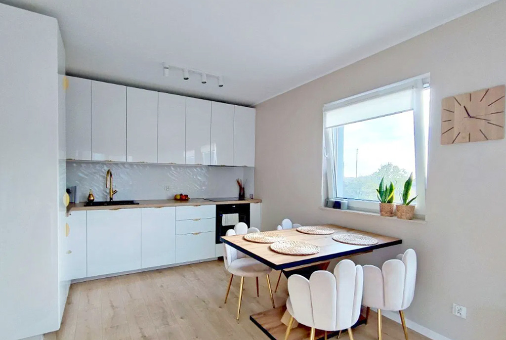 widok na sypialnię oraz kuchnię w luksusowym apartamencie do sprzedaży Gdańsk