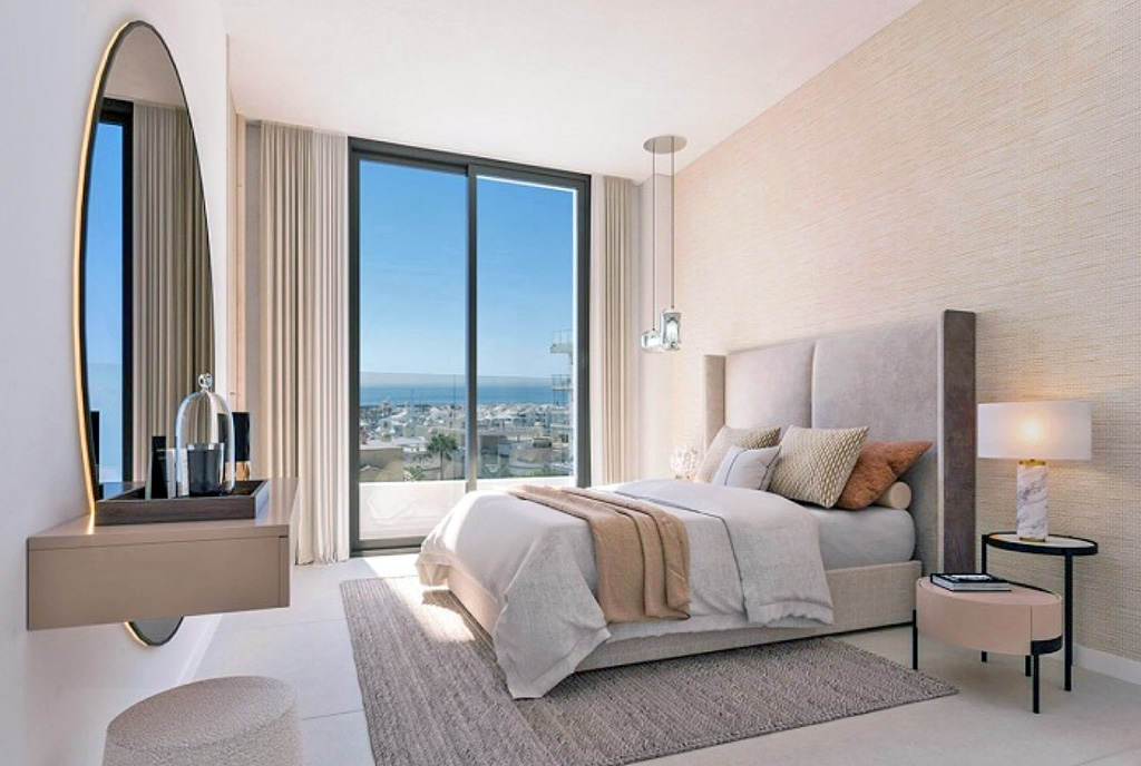 elegancka sypialnia z widokiem w luksusowym apartamencie na sprzedaż Hiszpania (Benalmadena)