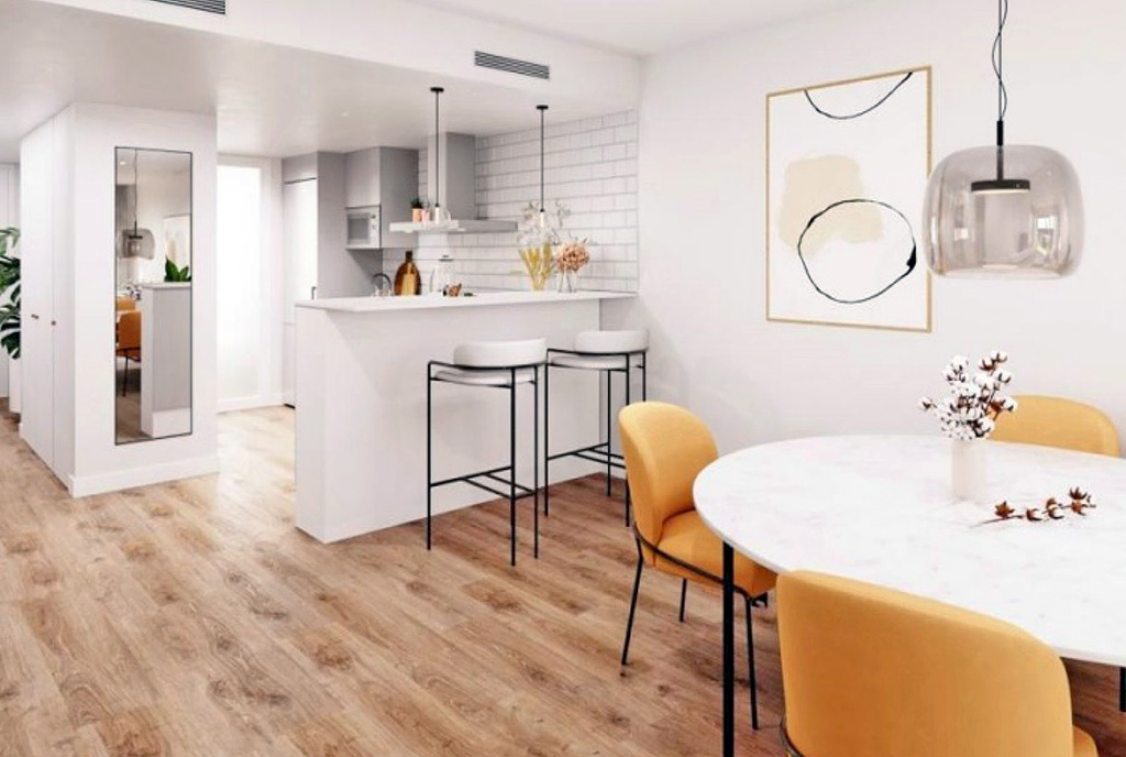 na pierwszym planie jadalnia w oddali kuchnia w luksusowym apartamencie na sprzedaż Hiszpania (Gran Alacant)