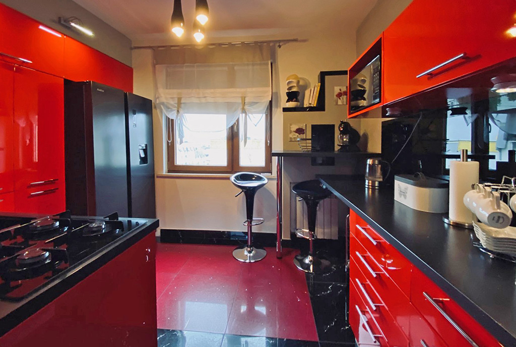 intensywne kolory w kuchni w ekskluzywnego apartamentu na sprzedaż Katowice (okolice)