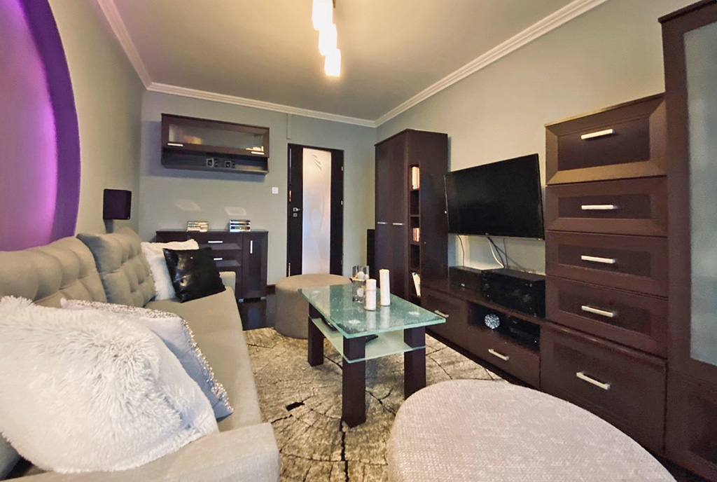 druga strona pokoju dziennego w ekskluzywnym apartamencie na sprzedaż Katowice (okolice)