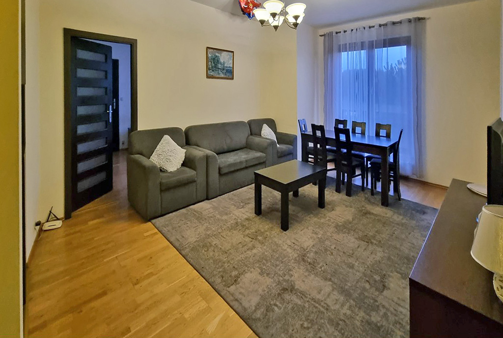 przeciwległa ściana pokoju dziennego w luksusowym apartamencie na sprzedaż Kołobrzeg