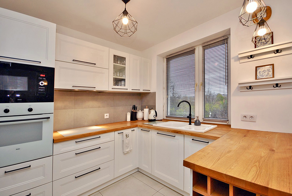 zaprojektowana w bieli kuchnia w ekskluzywnym apartamencie na sprzedaż Piotrków Trybunalski (okolice)